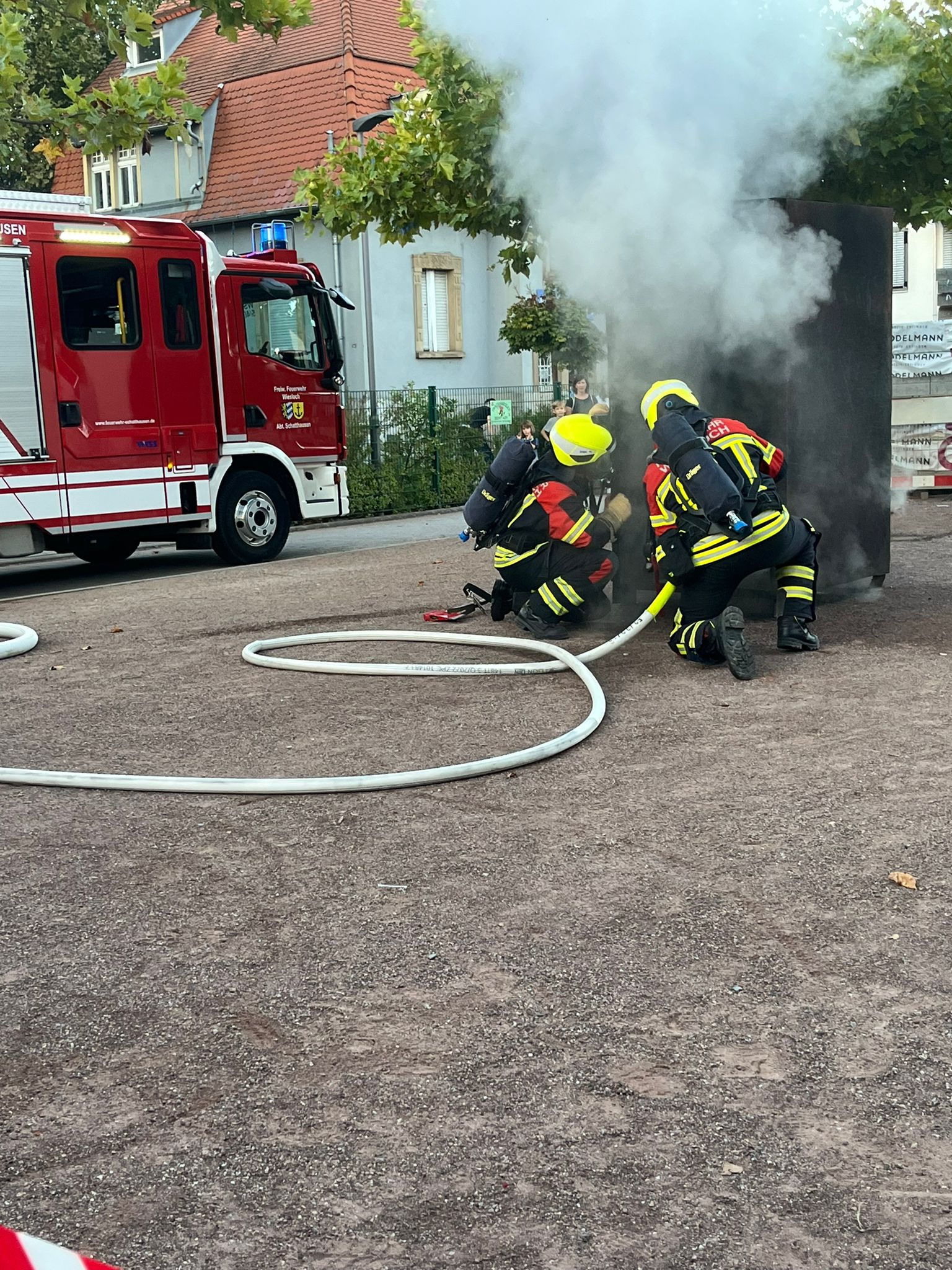 Abteilung Schatthausen demonstriert das Vorgehen bei einem Brand.